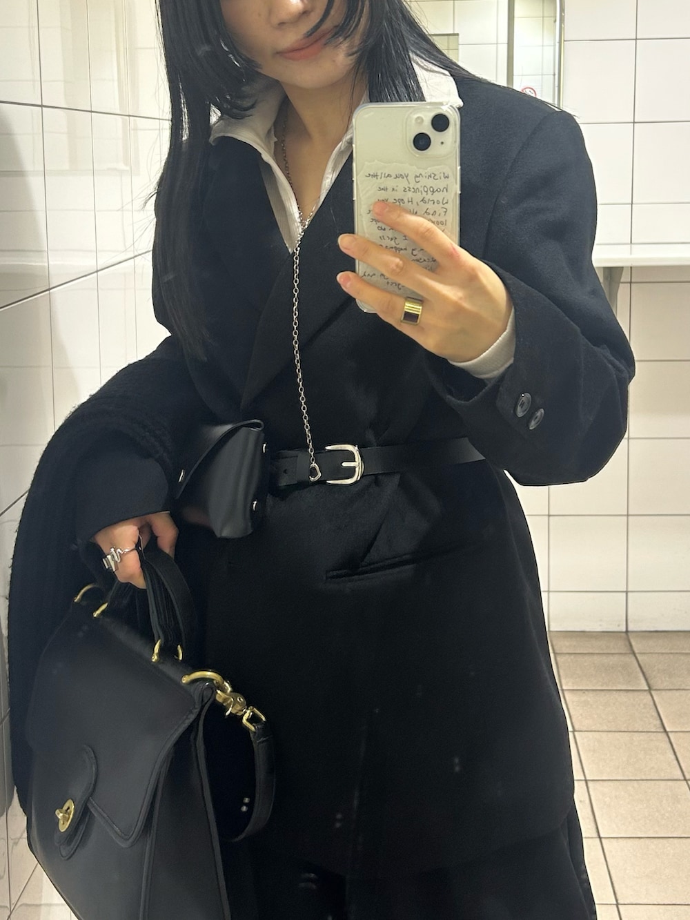 ブラック系のその他パンツ、ベージュ系のTシャツ/カットソー、ブラック系のベルトを着用したレディースの冬コーディネートの3枚目の写真