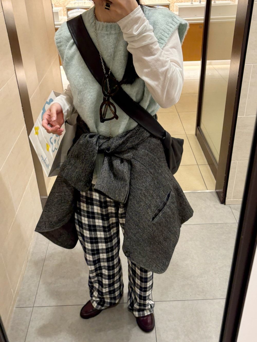 レッド系のローファー、ブルー系のその他パンツ、その他のその他を着用したレディースの春コーディネートの2枚目の写真