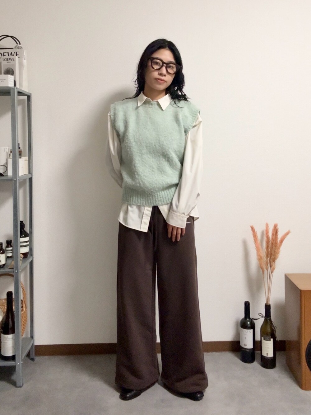 ブラウン系のスウェットパンツ、グリーン系のベスト、その他のその他を着用したレディースの冬コーディネートの2枚目の写真