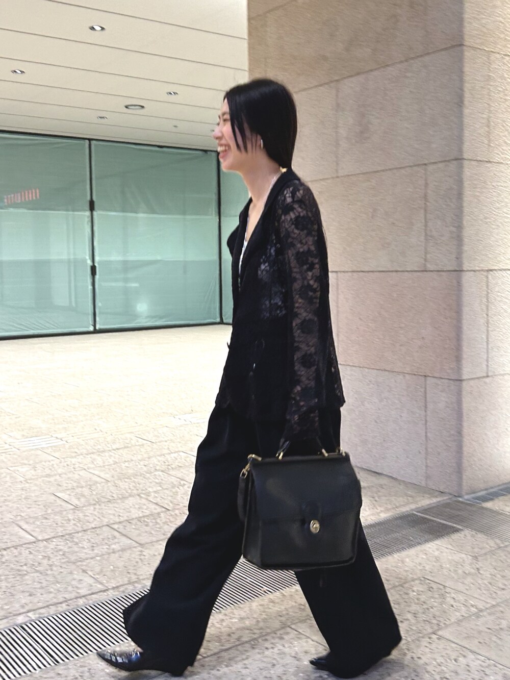 ブラック系のその他アウター、ブラック系のその他パンツ、その他のその他を着用したレディースの夏コーディネートの2枚目の写真