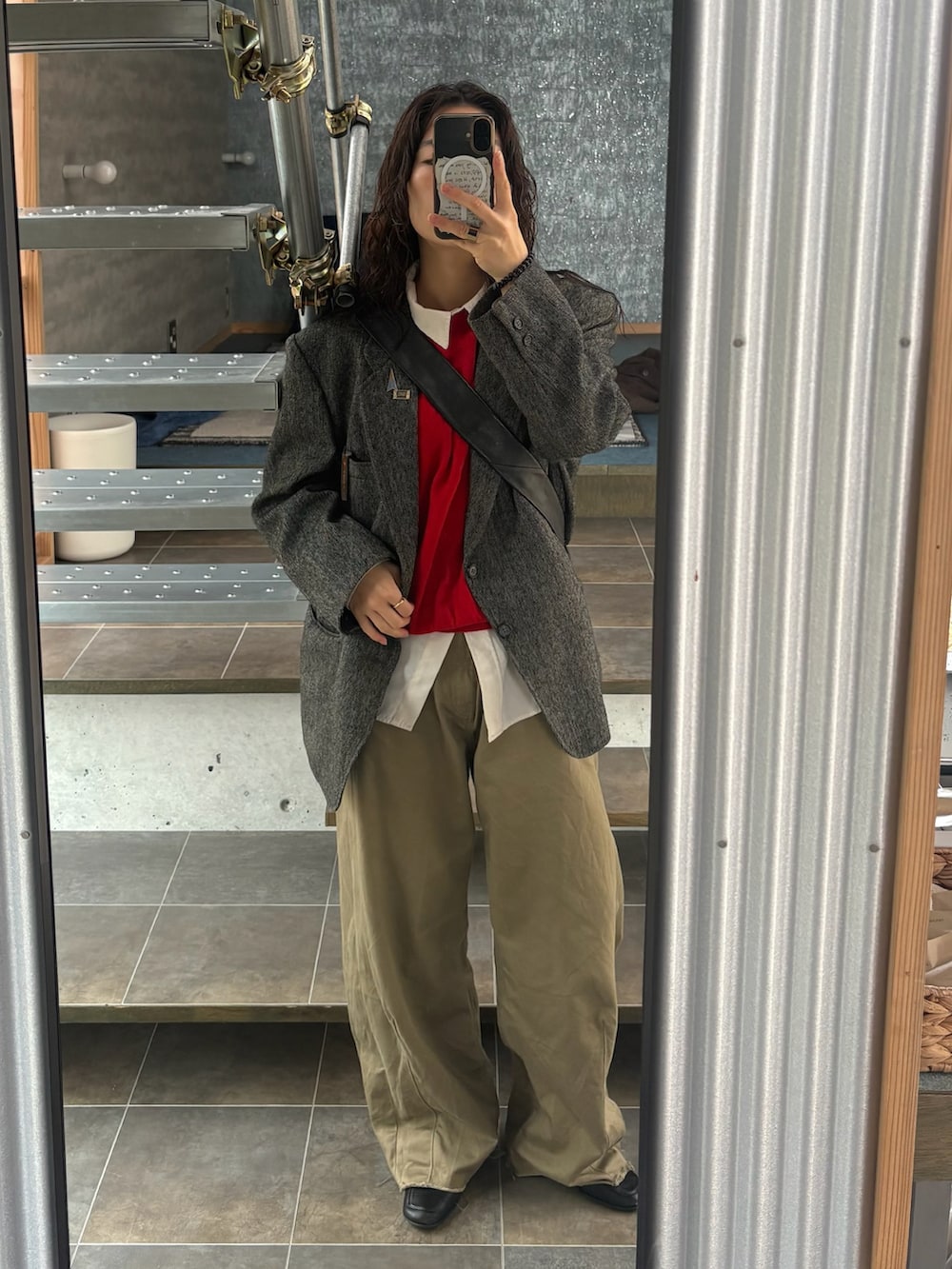 ベージュ系のその他パンツ、その他のその他を着用したレディースの春コーディネートの2枚目の写真