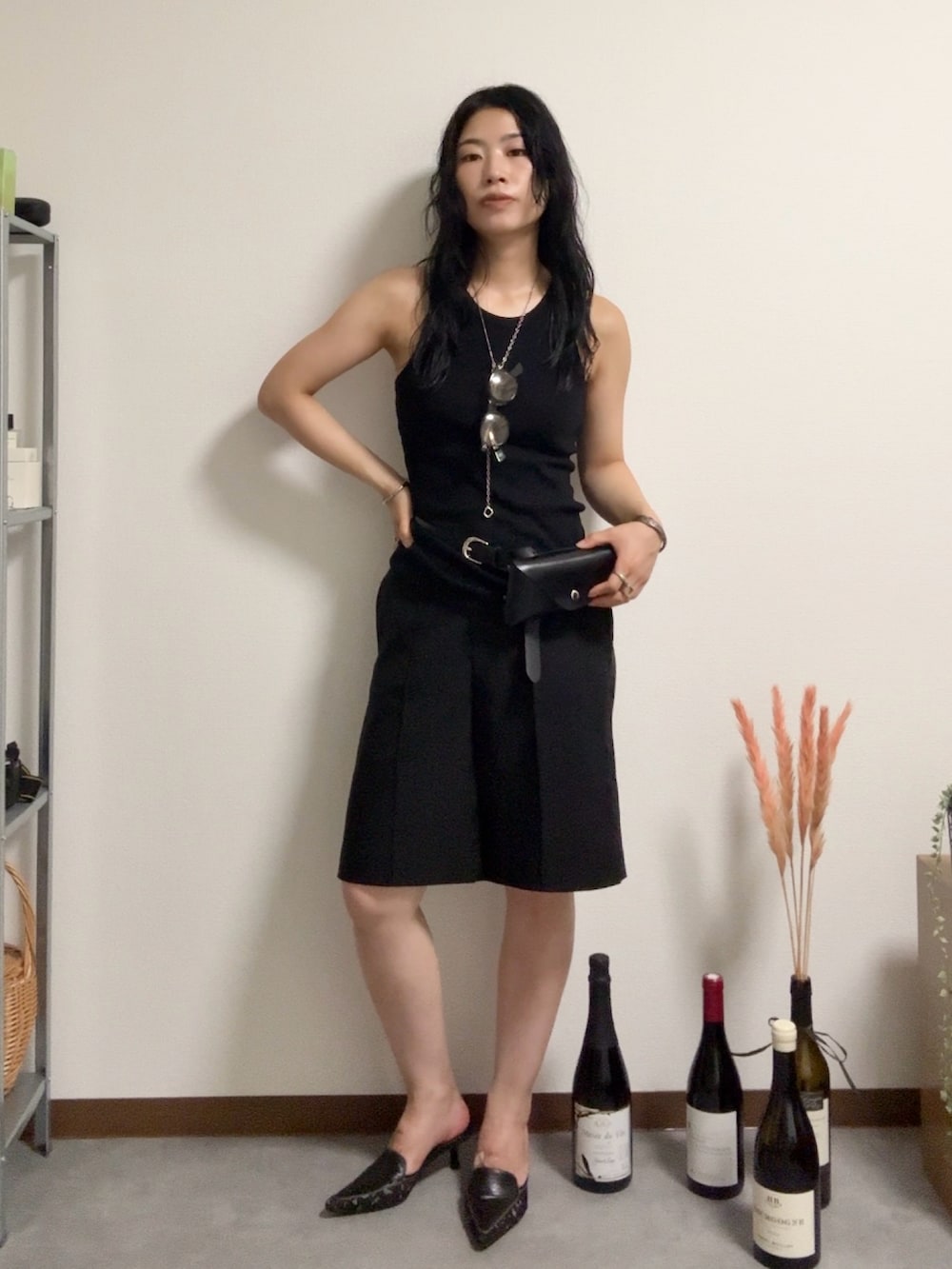 ブラック系のその他パンツ、ブラック系のベルト、その他のサングラスを着用したレディースの夏コーディネートの2枚目の写真