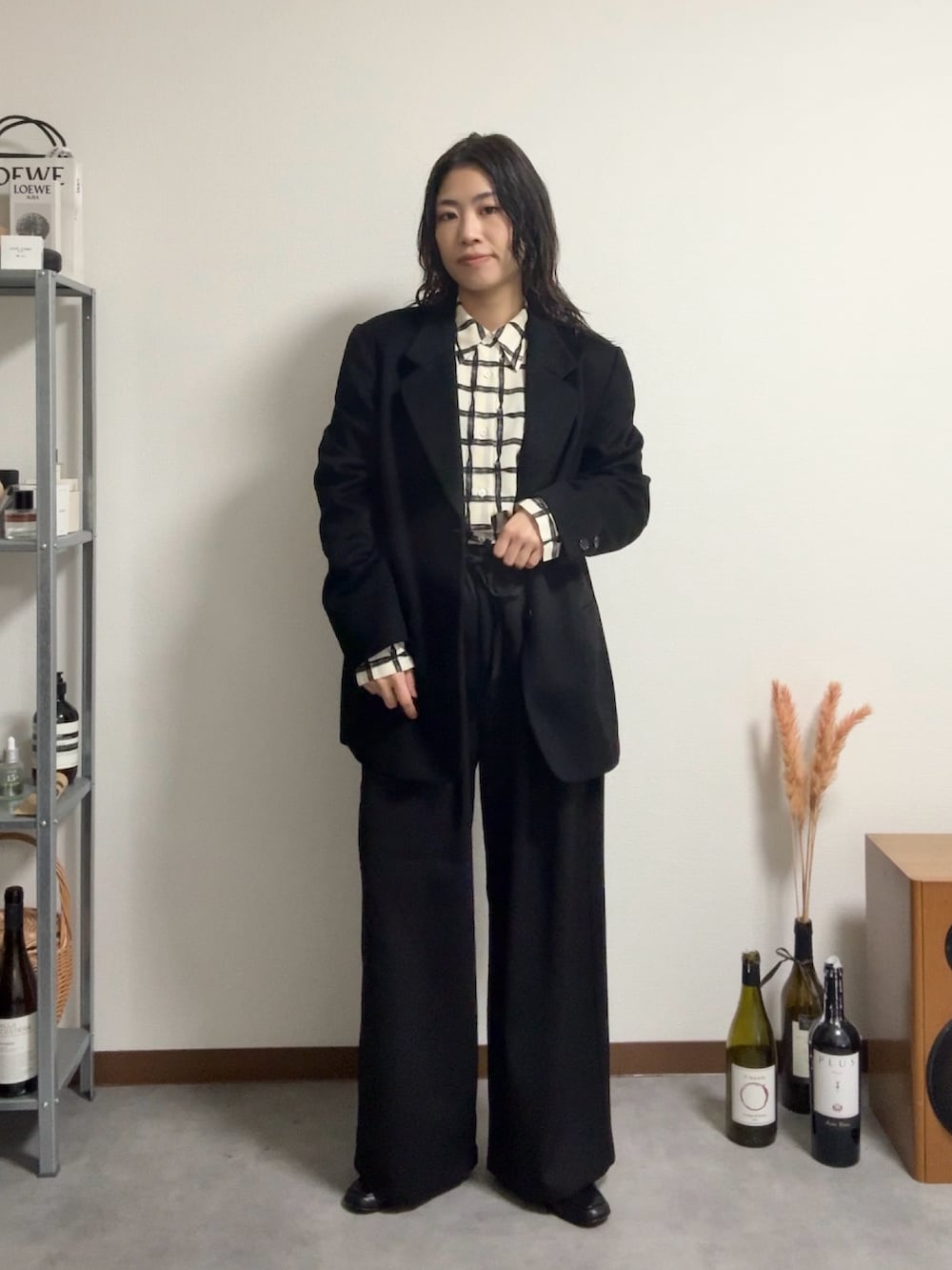 ブラック系のスラックス、ベージュ系のシャツ/ブラウス、その他のその他を着用したレディースの春コーディネートの2枚目の写真