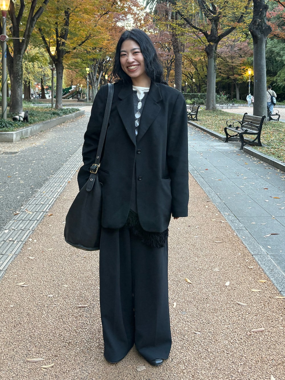 ブラック系のその他パンツ、グレー系のカーディガン/ボレロ、その他のその他を着用したレディースの冬コーディネートの2枚目の写真