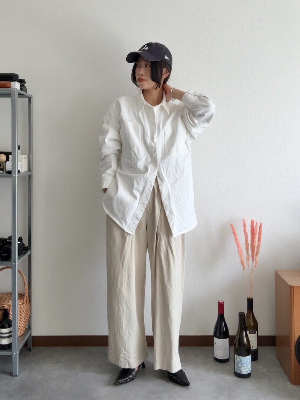 ホワイト系のシャツ/ブラウス、ベージュ系のチノパンツ、ブルー系のキャップを着用したレディースの春コーディネートの2枚目の写真