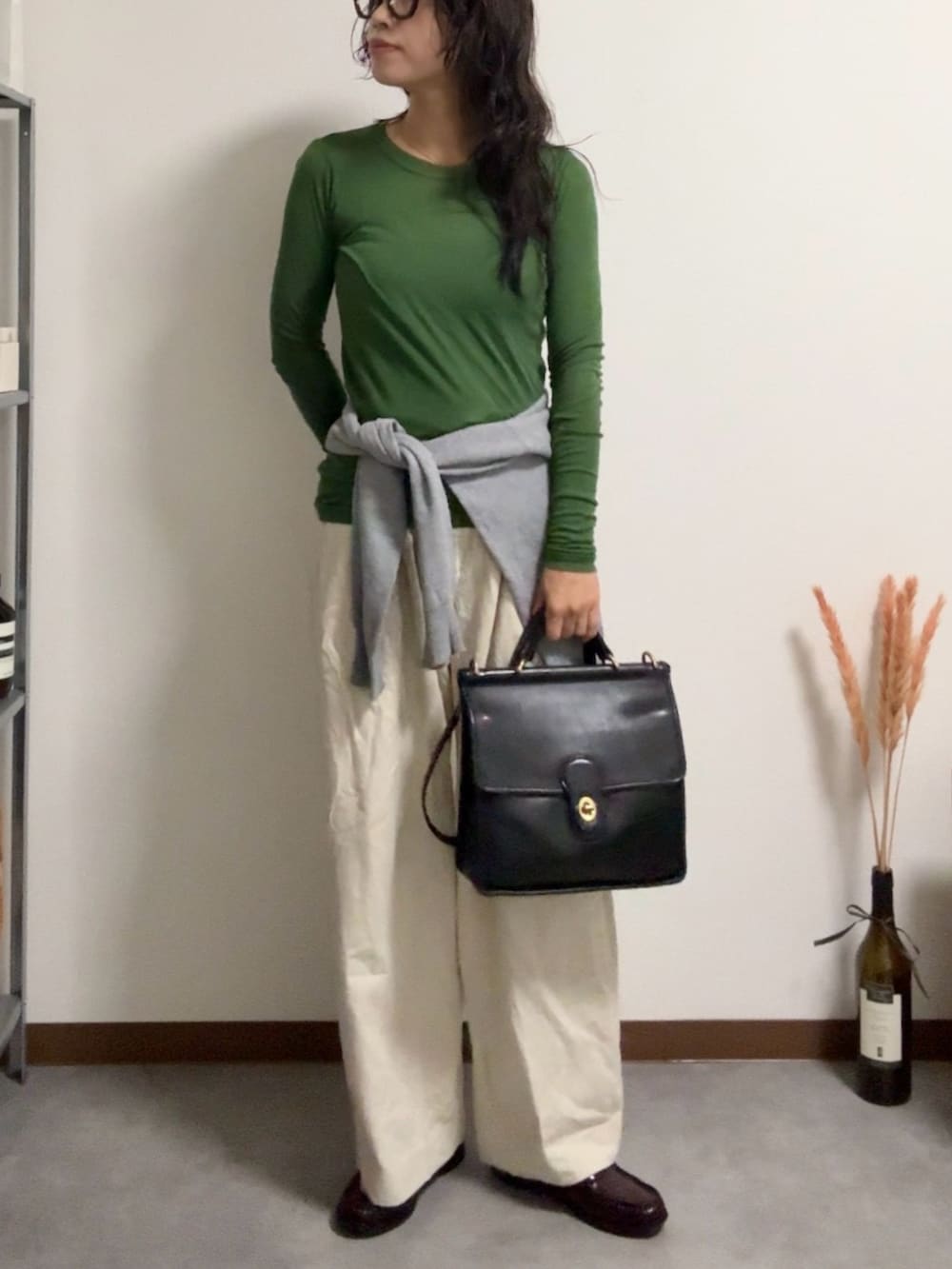 レッド系のローファー、ベージュ系のチノパンツ、グリーン系のTシャツ/カットソーを着用したレディースの秋コーディネートの2枚目の写真