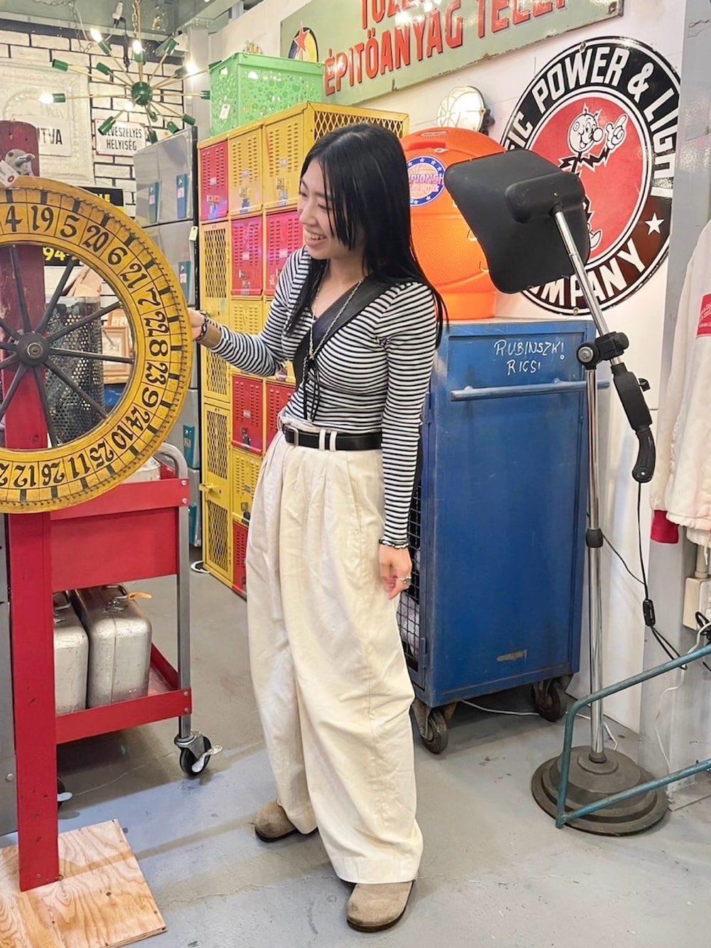 その他のTシャツ/カットソー、ベージュ系のチノパンツ、ベージュ系のサンダルを着用したレディースの秋コーディネートの2枚目の写真