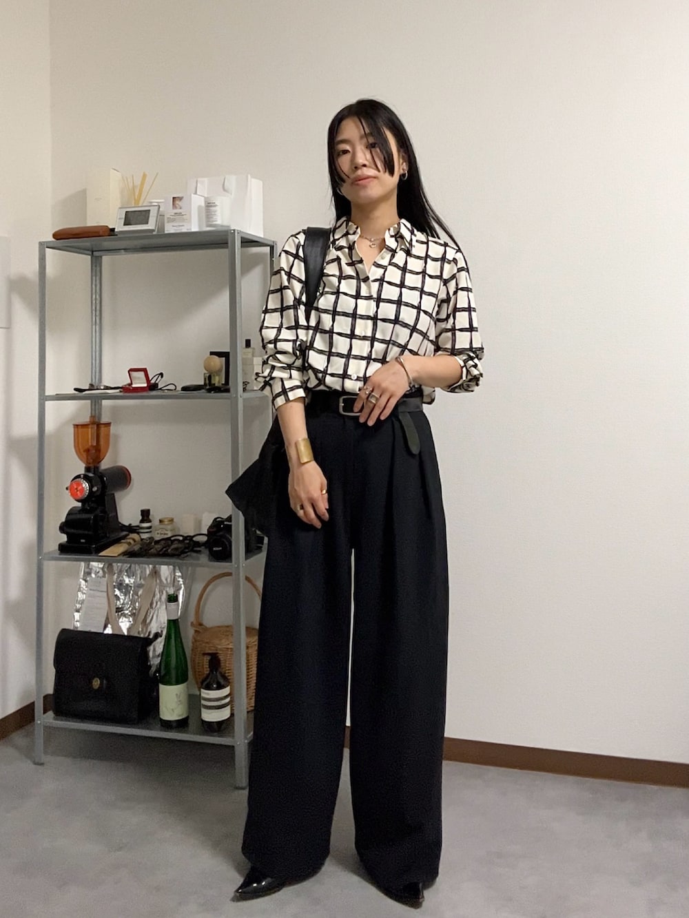 ベージュ系のシャツ/ブラウス、ブラック系のその他パンツ、ブラック系のパンプスを着用したレディースの秋コーディネートの2枚目の写真