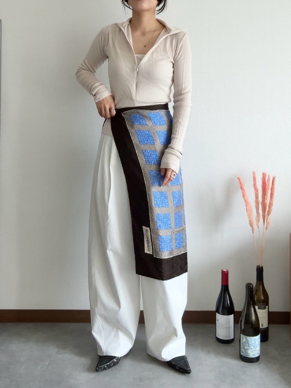 ベージュ系のTシャツ/カットソー、ホワイト系のパンツ、その他のその他を着用したレディースの春コーディネートの2枚目の写真