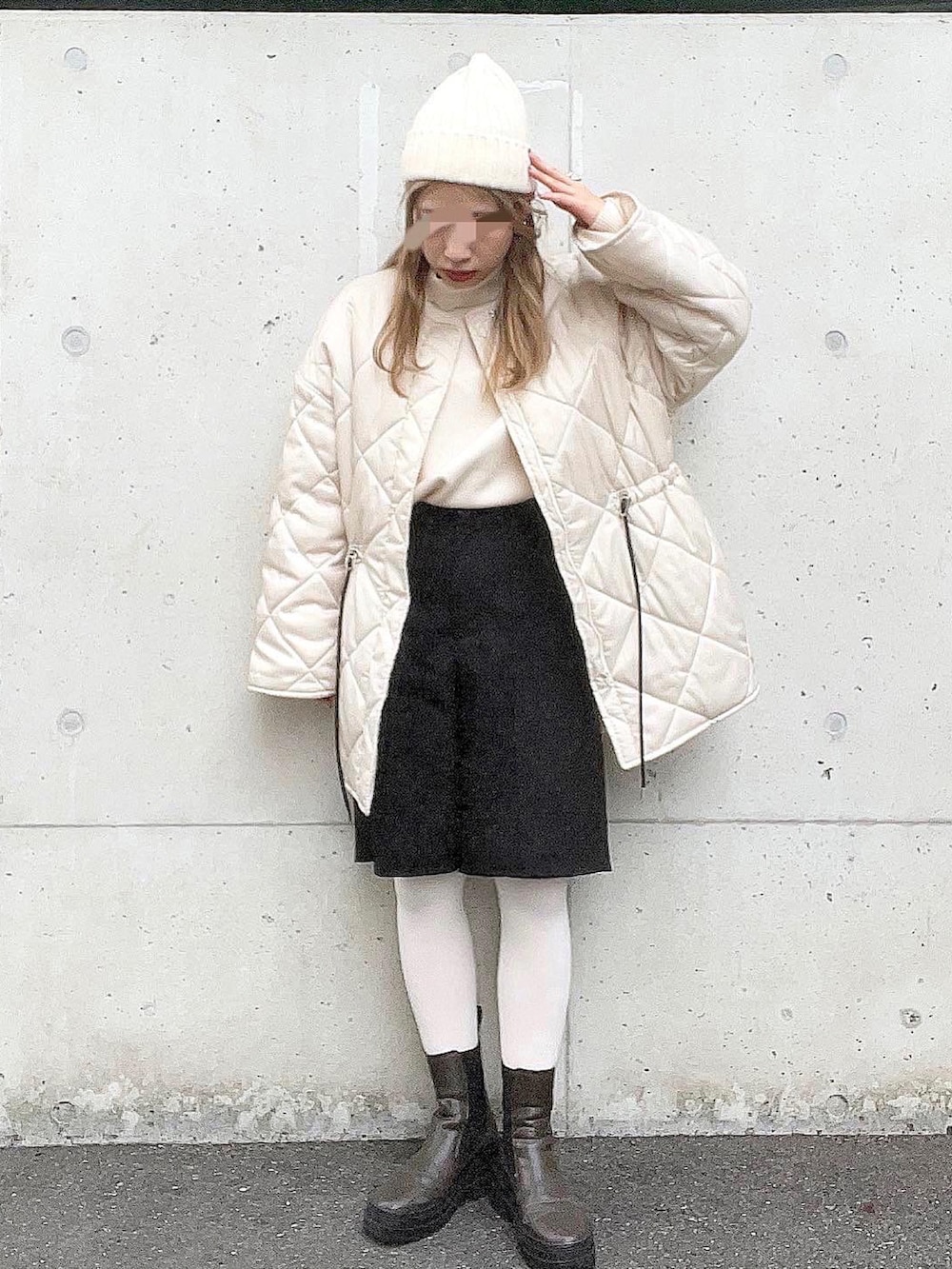 ホワイト系のニット/セーター、ブラック系のその他パンツ、グリーン系のブーツを着用したレディースの冬コーディネートの2枚目の写真