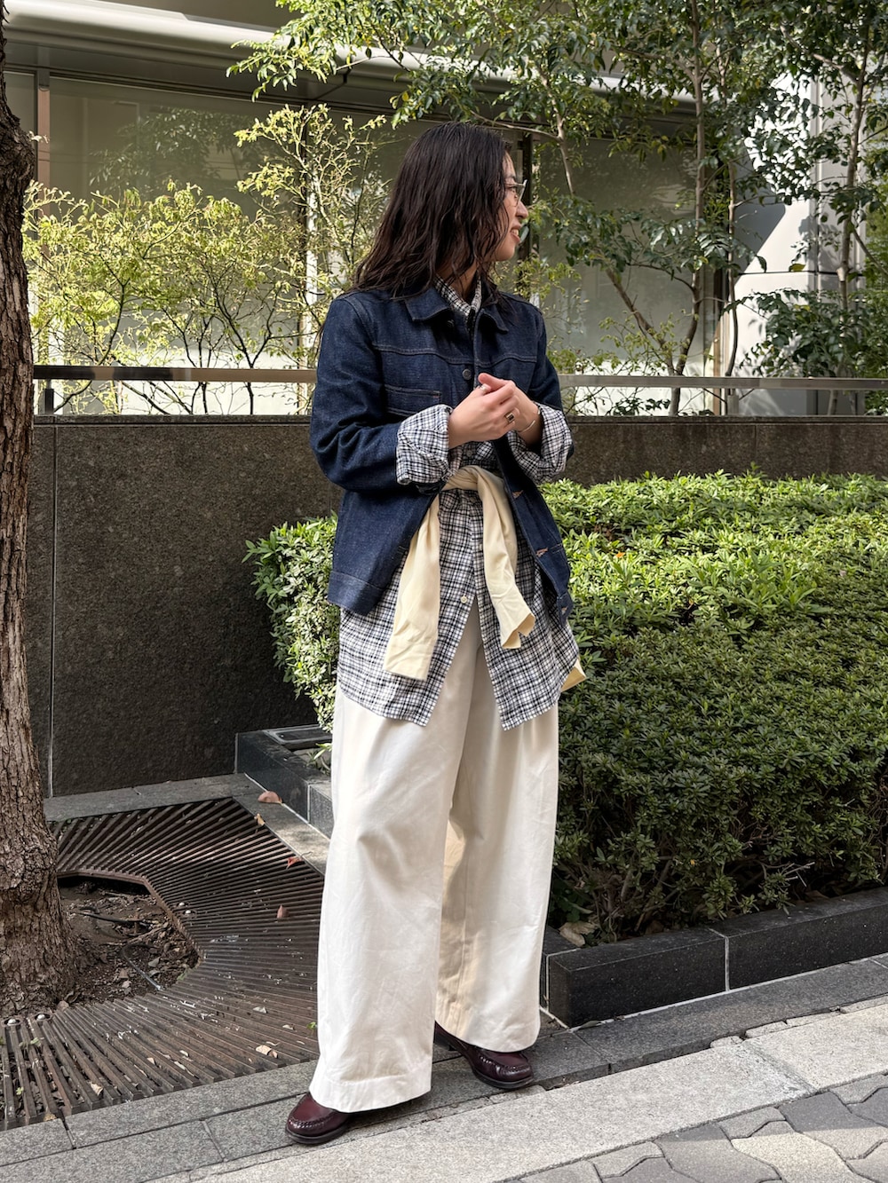 レッド系のローファー、ブルー系のデニムジャケット、ベージュ系のチノパンツを着用したレディースの春コーディネートの2枚目の写真