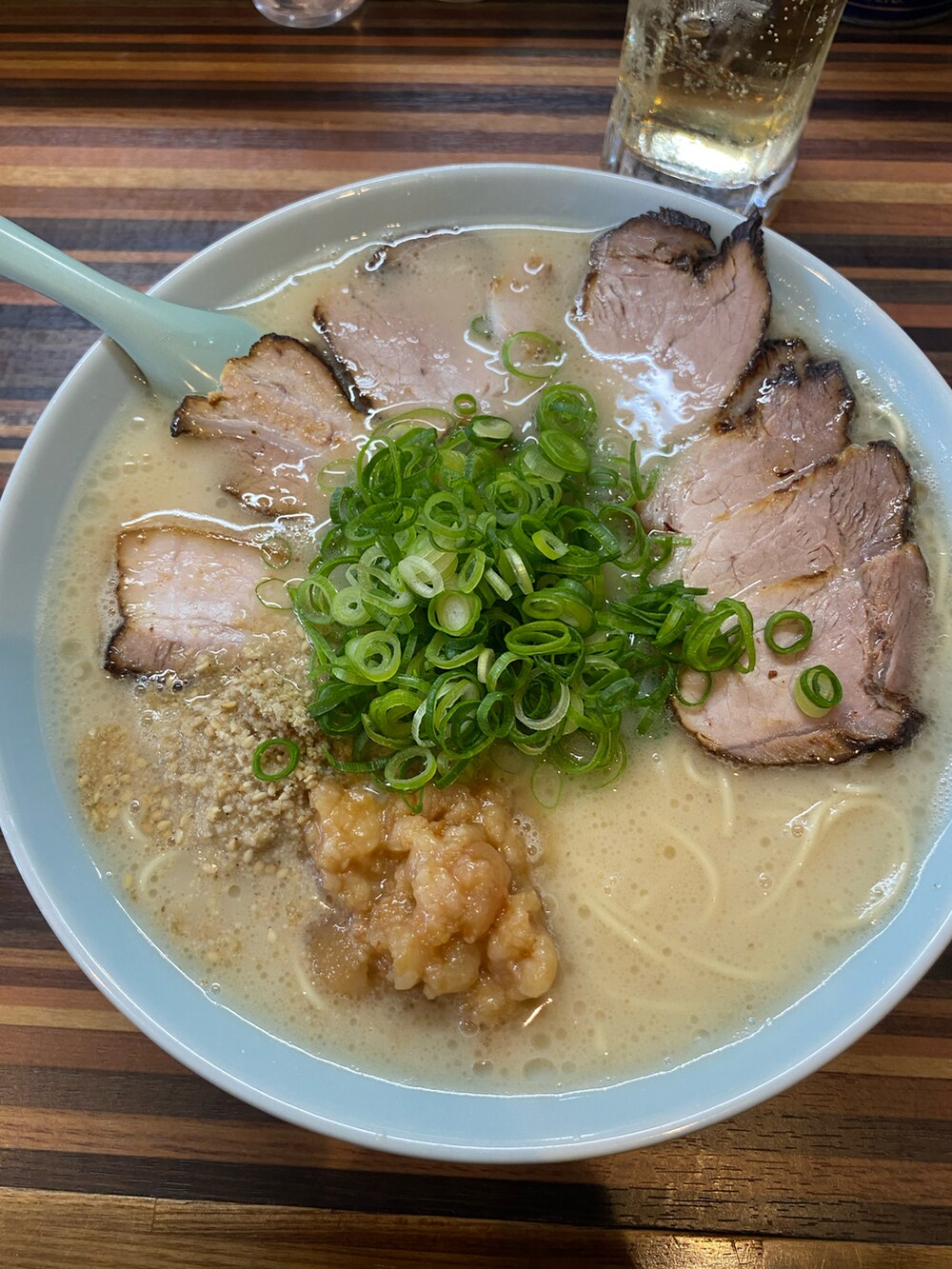 ブラック系のスニーカーを着用したメンズの春コーディネートの2枚目の写真