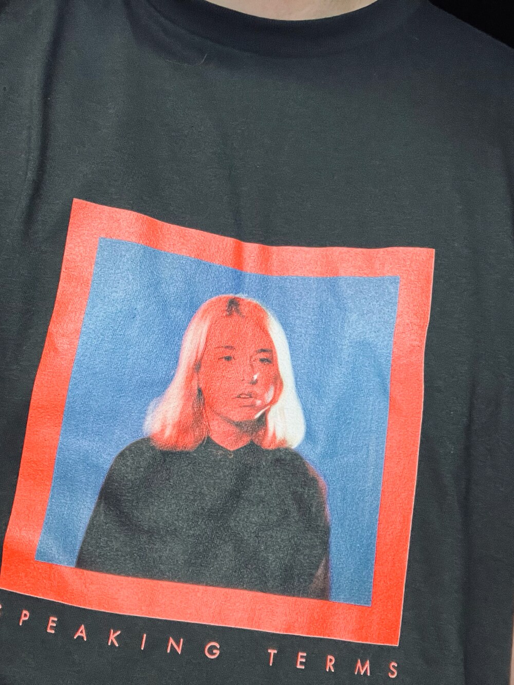 ブラック系のTシャツ/カットソー、ブラック系のパンツ、シルバー系のデジタル腕時計を着用したメンズの春コーディネートの2枚目の写真