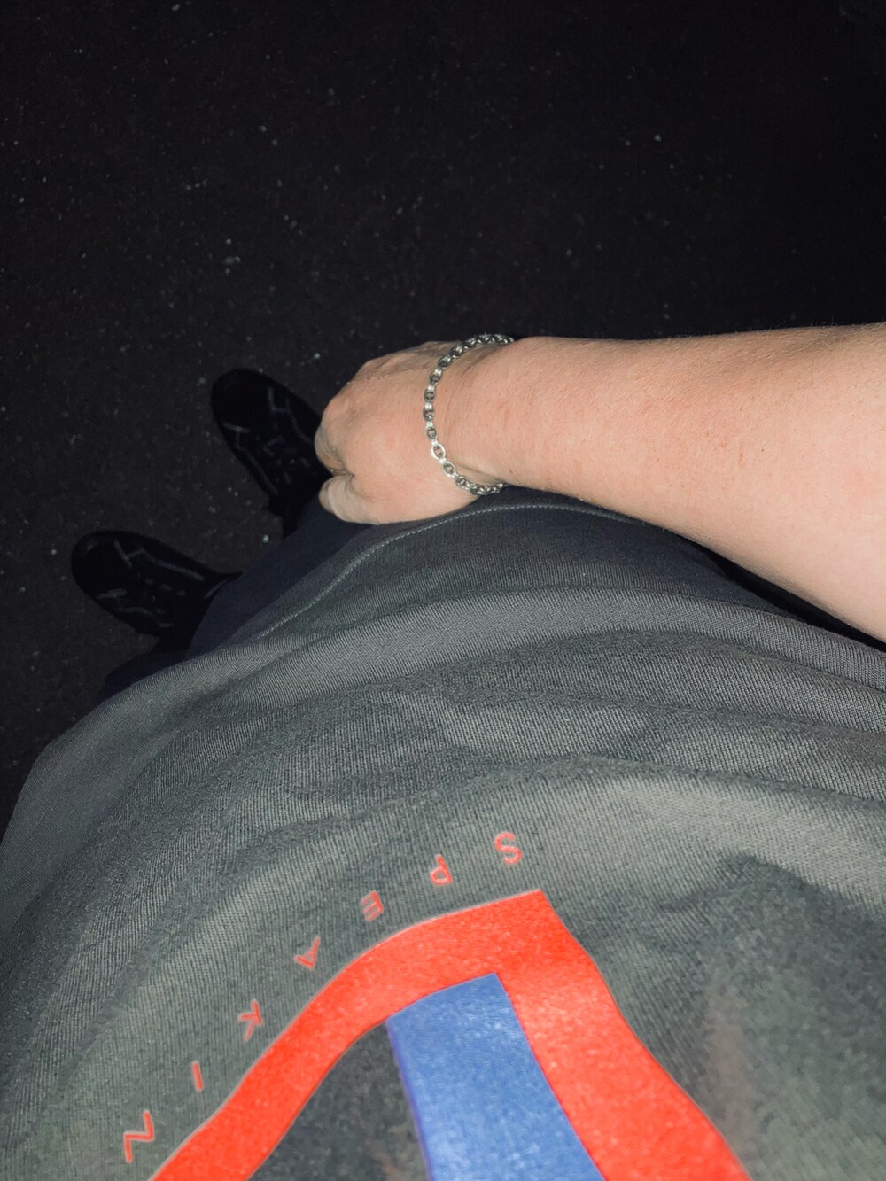 ブラック系のTシャツ/カットソー、ブラック系のパンツ、シルバー系のデジタル腕時計を着用したメンズの春コーディネートの3枚目の写真