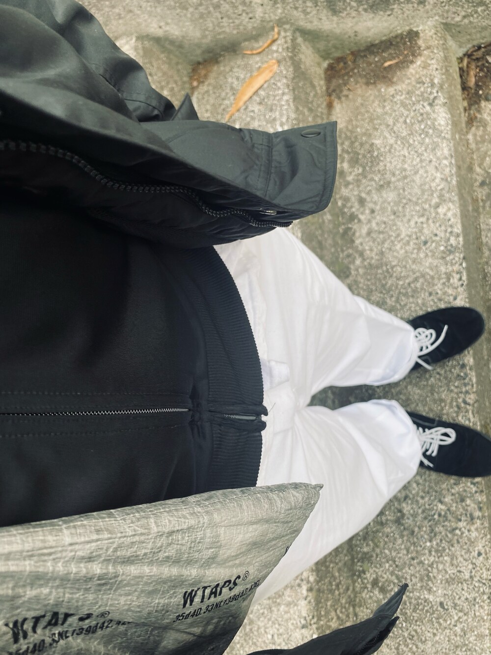 「クリスマスに着たい服、休日スタイル、ビックシルエット、アウター、シンプル、ootd、ストリートコーデ、古着MIX、ユニクロ、あったかコーデ、きれいめカジュアル、モノトーン、おしゃれさんと繋がりたい、モードストリート、冬」｜「WORKMANのアイテム（ダウンジャケット/コート、ブラック系）」を使った、Pissさん（メンズ・175cm）の冬コーディネートの2枚目の写真
