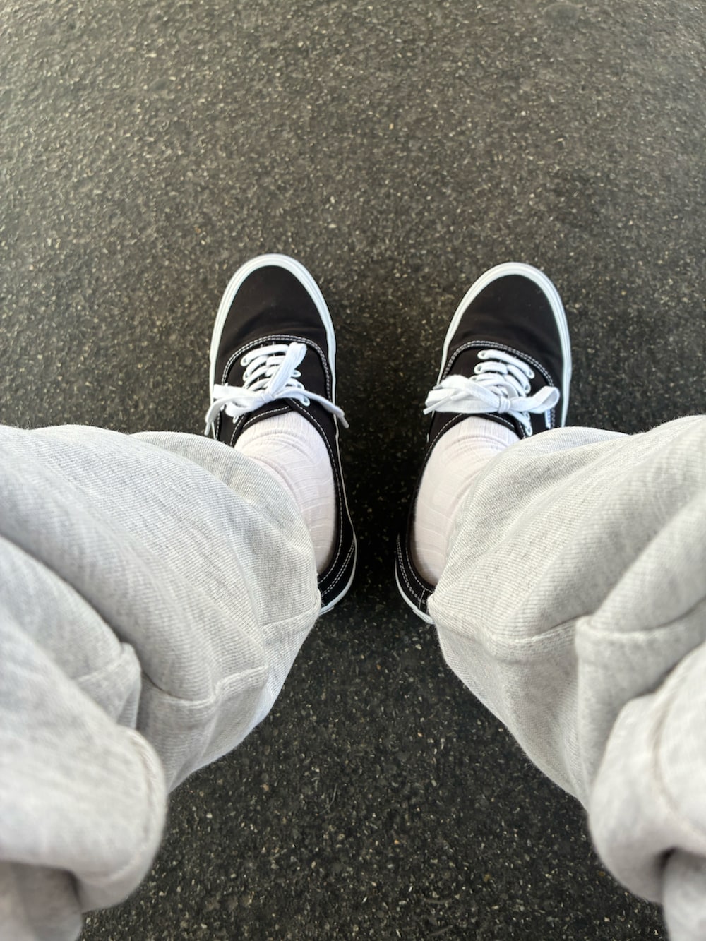 グリーン系のミリタリージャケット、グレー系のスウェットパンツを着用したメンズの冬コーディネートの2枚目の写真