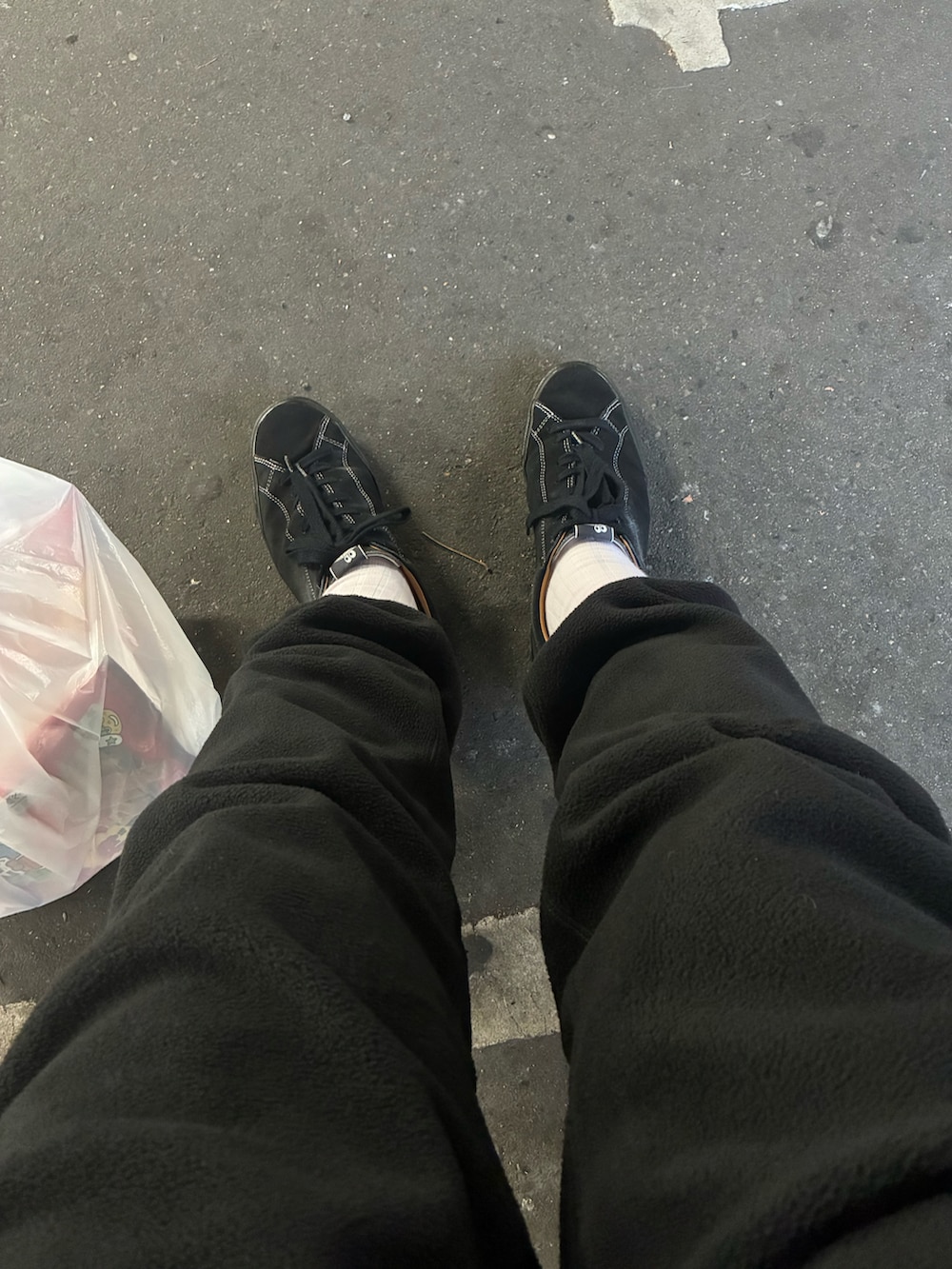 ベージュ系のジャケット/アウターを着用したメンズの冬コーディネートの2枚目の写真