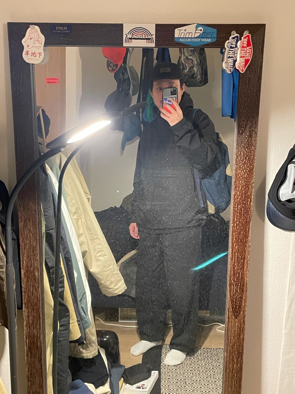 ブラック系のTシャツ/カットソー、ブラック系のキャップを着用したメンズの春コーディネートの2枚目の写真