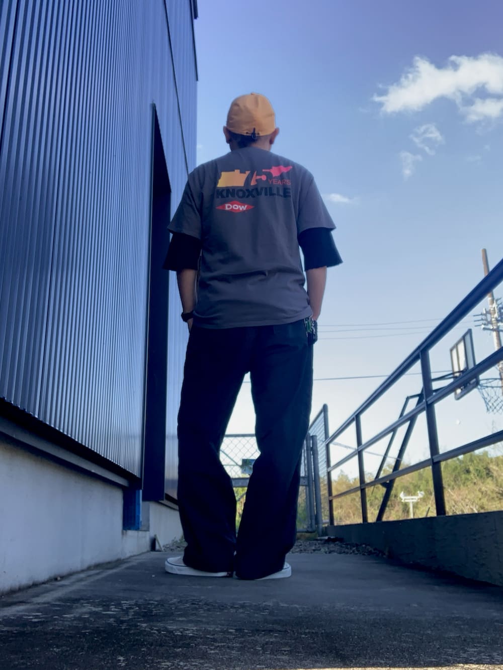 グレー系のTシャツ/カットソー、ブラック系のその他パンツ、ベージュ系のスニーカーを着用したメンズの春コーディネートの2枚目の写真