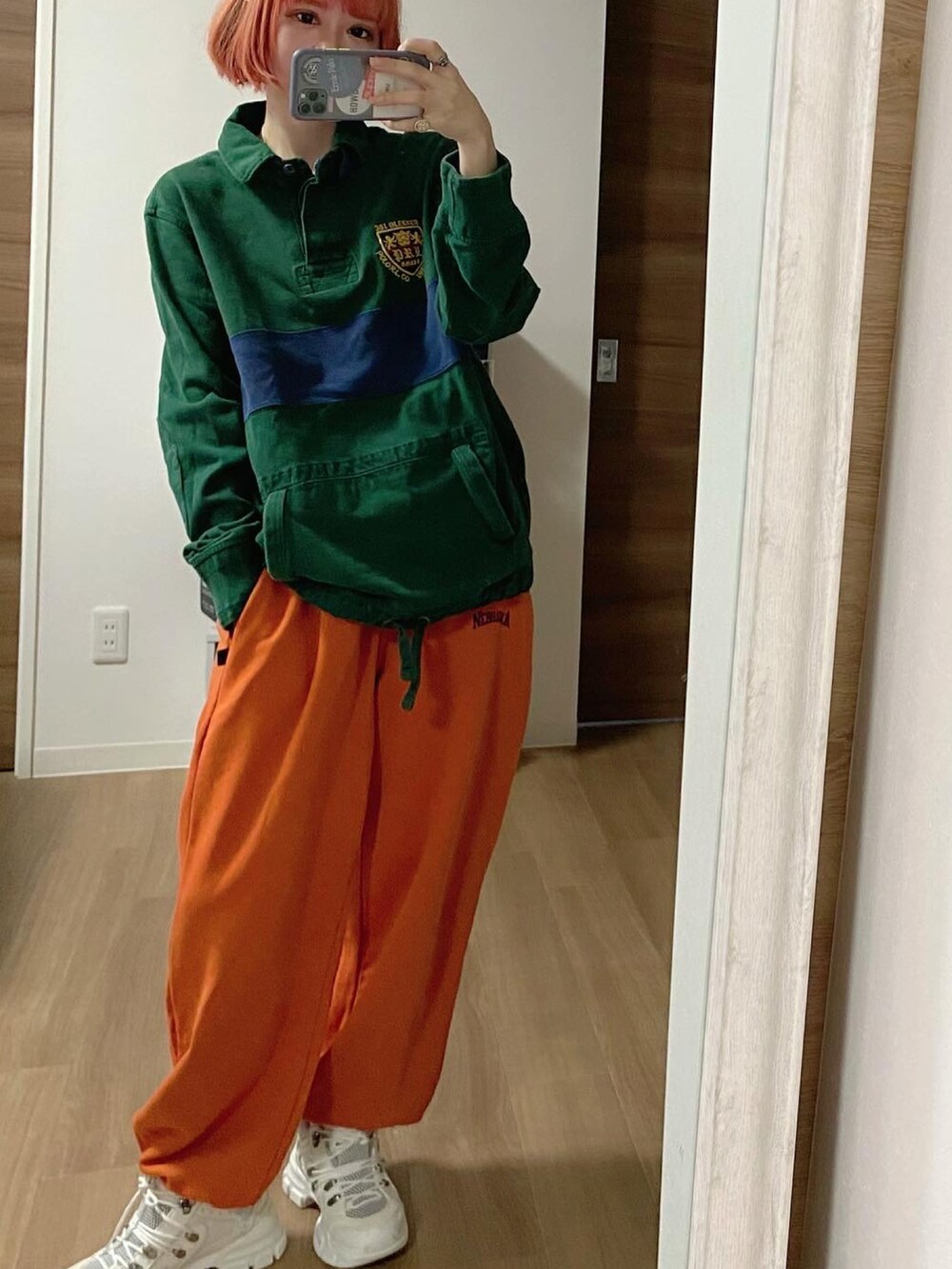 「古着、Polo Ralph Lauren、ラルフローレン、スウエットパンツ、カラーパンツ、スニーカー、GUCCI、gucciスニーカー、古着コーデ、ストリートコーデ、メンズライク、ストリート」｜「WHO'S WHO galleryのアイテム（スウェットパンツ、オレンジ系）」を使った、adaaajoさん（レディース・166cm）の春コーディネートの2枚目の写真