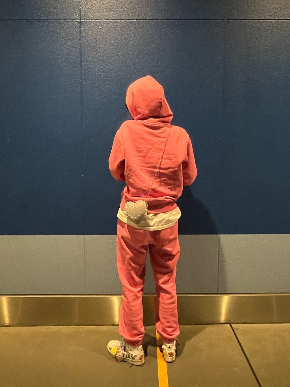 「adidas、Pharrell Williams、ファレル・ウィリアムズ、スウェット、スウェットコーデ、ピンク、ピンクコーデ、ピンクスウェット、アディダスコーデ、ディズニーコーデ、burberry、バーバリー、黒縁メガネ、スニーカー、スニーカーコーデ」｜「adidasの【Pharrell Williams】ベーシックパーカー（ジェンダーニュートラル）/ アディダスオリジナルス（パーカー、ピンク系）」を使った、マユさん（レディース・165cm）の春コーディネートの2枚目の写真