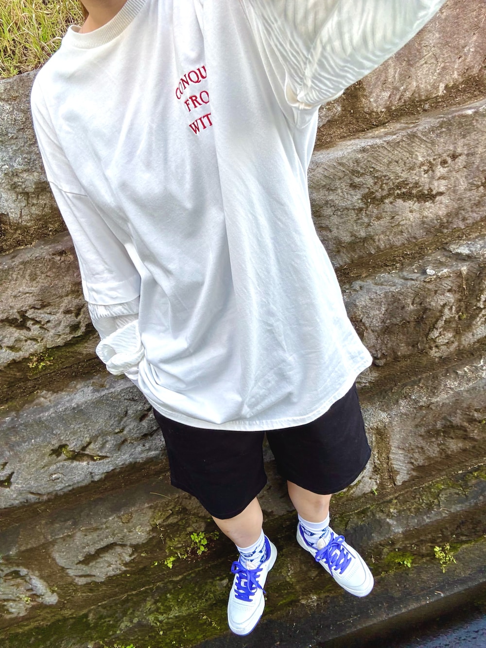 ホワイト系のTシャツ/カットソー、ブラック系のパンツ、ホワイト系のスニーカーを着用したレディースの春コーディネートの2枚目の写真