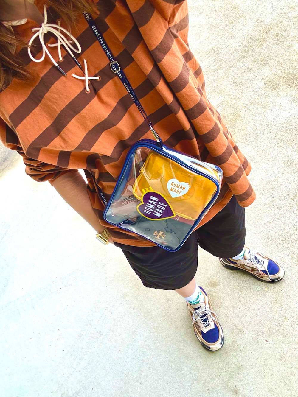 その他のTシャツ/カットソー、その他のショルダーバッグ、その他のスニーカーを着用したレディースの春コーディネートの2枚目の写真