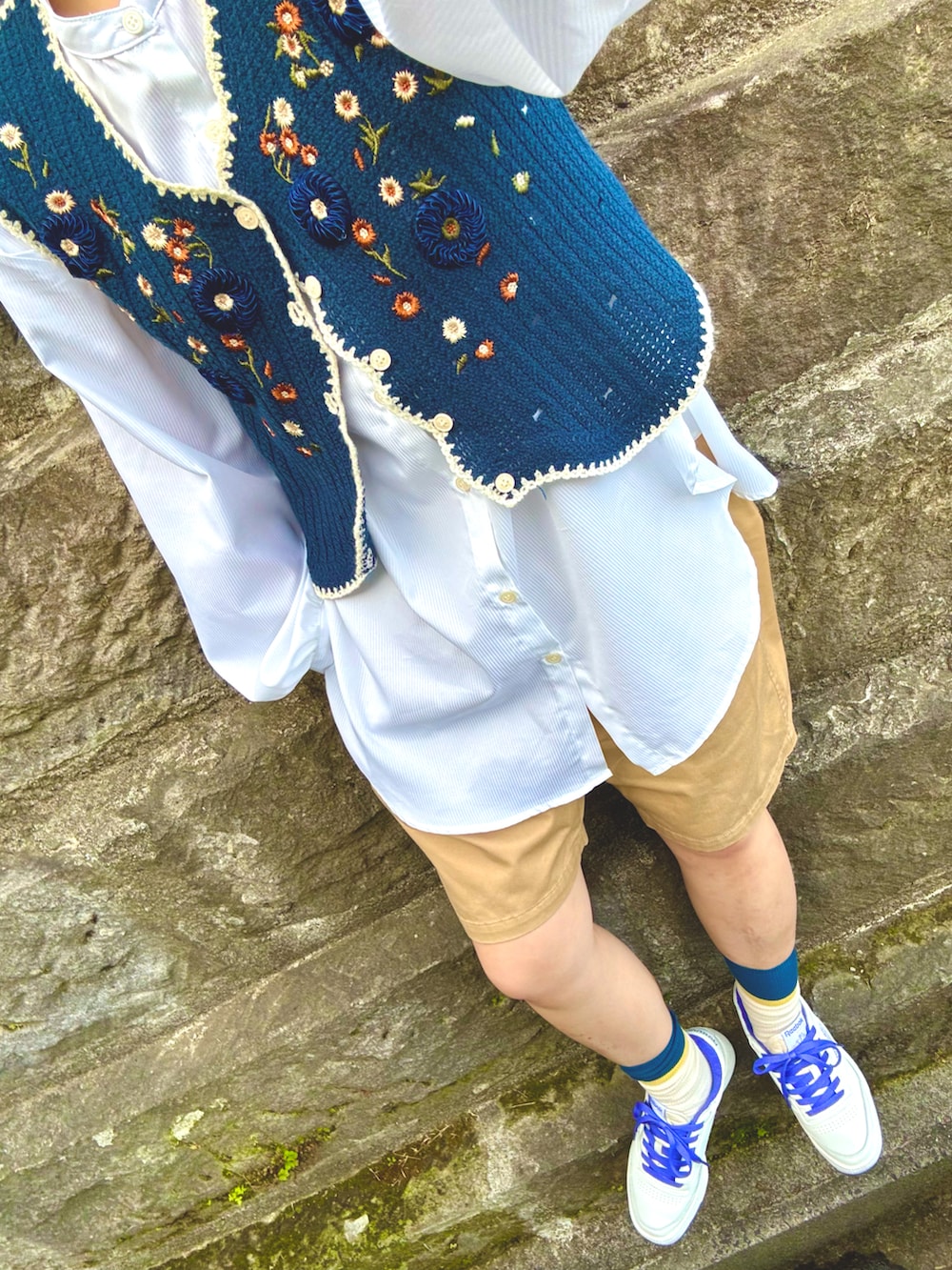 その他のベスト、ベージュ系のその他パンツ、ホワイト系のシャツ/ブラウスを着用したレディースの春コーディネートの2枚目の写真