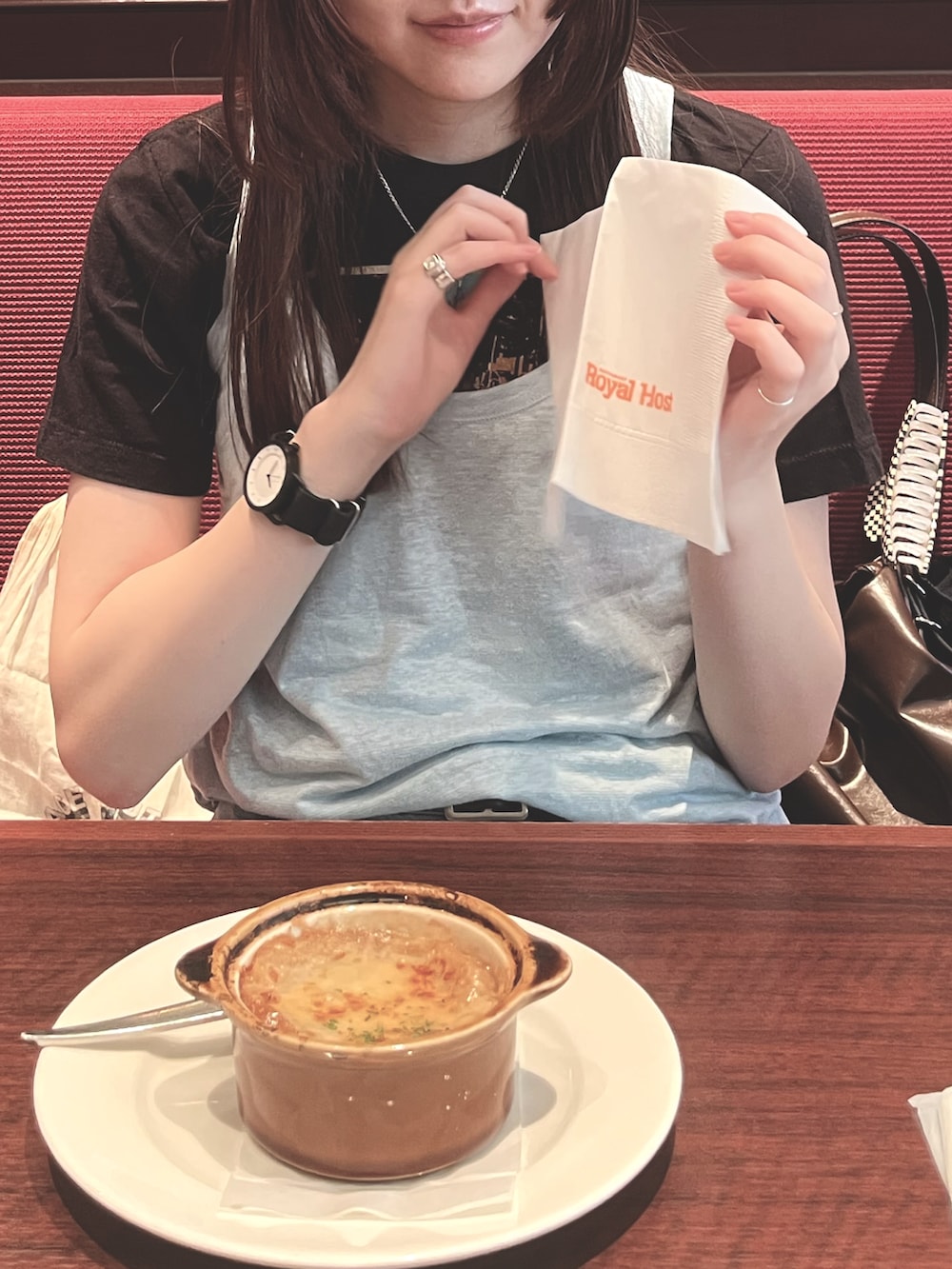 ブルー系のデニムパンツ、ブラック系のローファー、ブルー系のキャミソールを着用したレディースの夏コーディネートの2枚目の写真