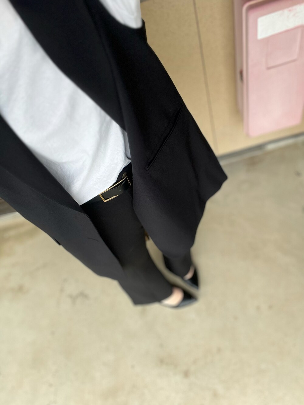 ブラック系のジャケット/アウター、ブラック系のパンツ、ホワイト系のトップスを着用したレディースの春コーディネートの2枚目の写真