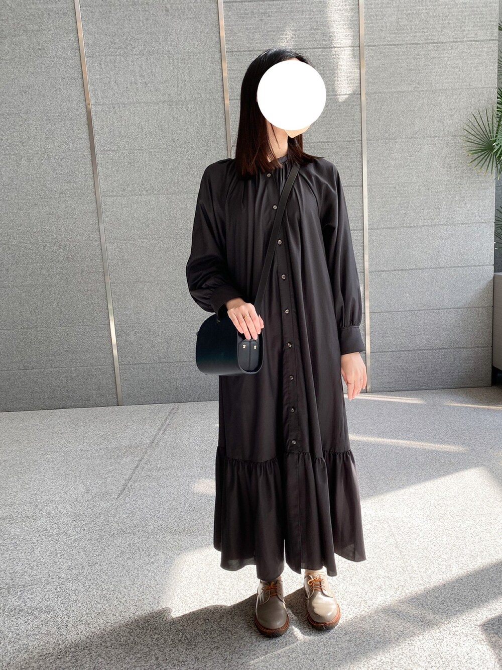 ブラック系のショルダーバッグ、ブラック系のワンピースを着用したレディースの春コーディネートの2枚目の写真