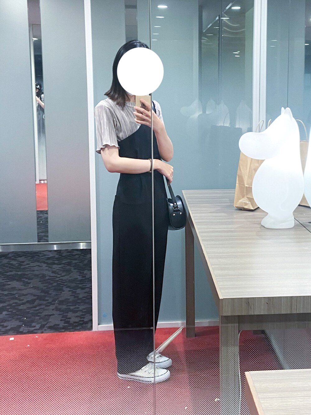 ブラック系のつなぎ/オールインワン、ブラック系のショルダーバッグ、グレー系のスニーカーを着用したレディースの夏コーディネートの2枚目の写真