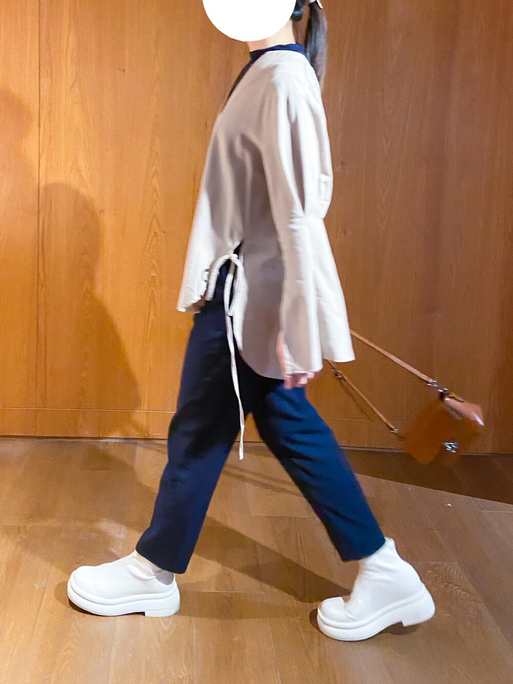 ベージュ系のシャツ/ブラウス、ホワイト系のブーツを着用したレディースの春コーディネートの2枚目の写真