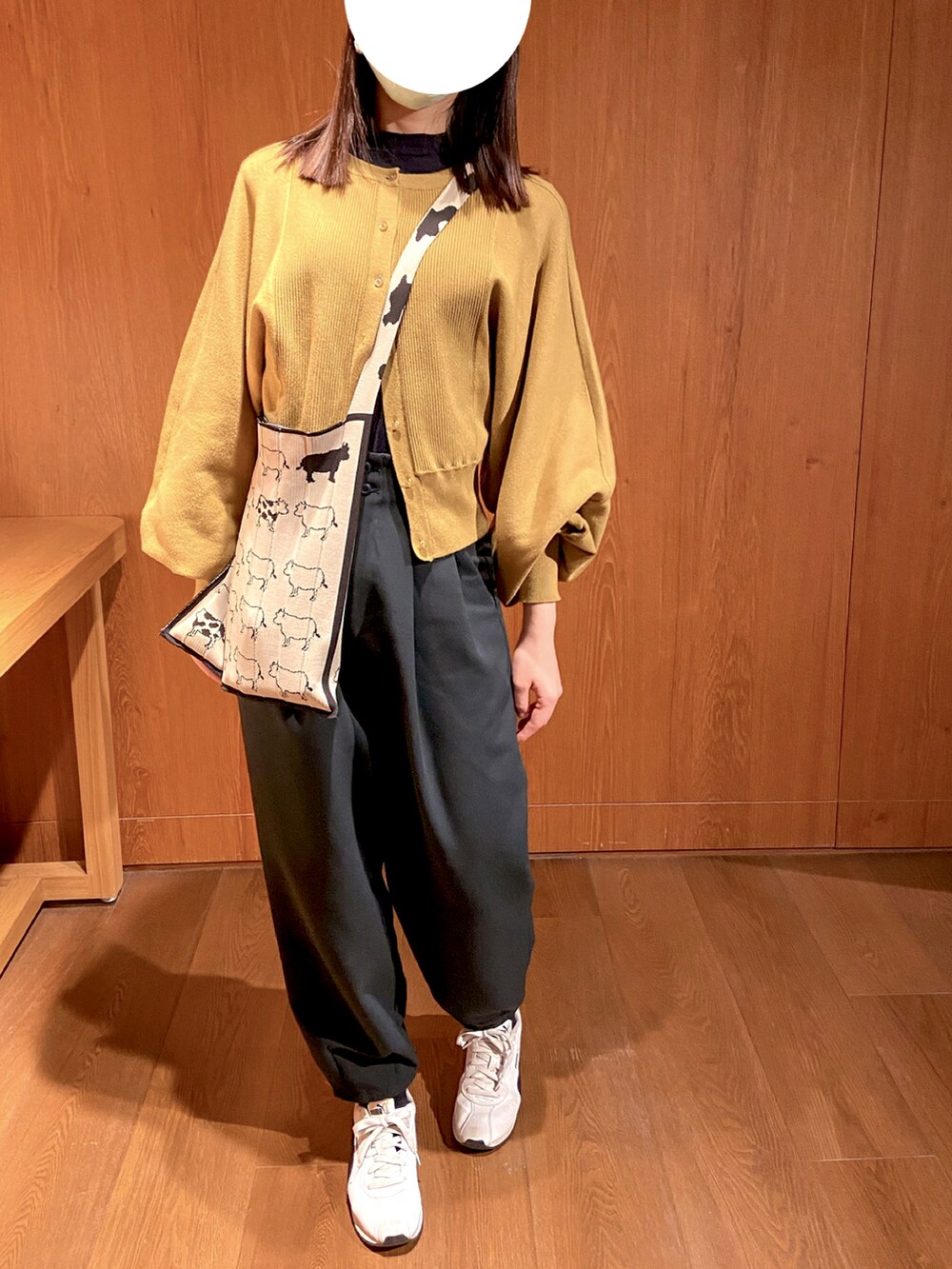 イエロー系のカーディガン/ボレロ、グリーン系のその他パンツ、ホワイト系のショルダーバッグを着用したレディースの春コーディネートの2枚目の写真