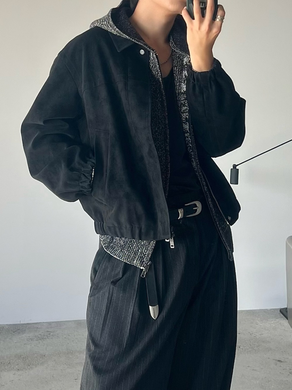 ブラック系のタンクトップ、ブラック系のシューズ、ブラック系のブルゾンを着用したメンズの秋コーディネートの2枚目の写真