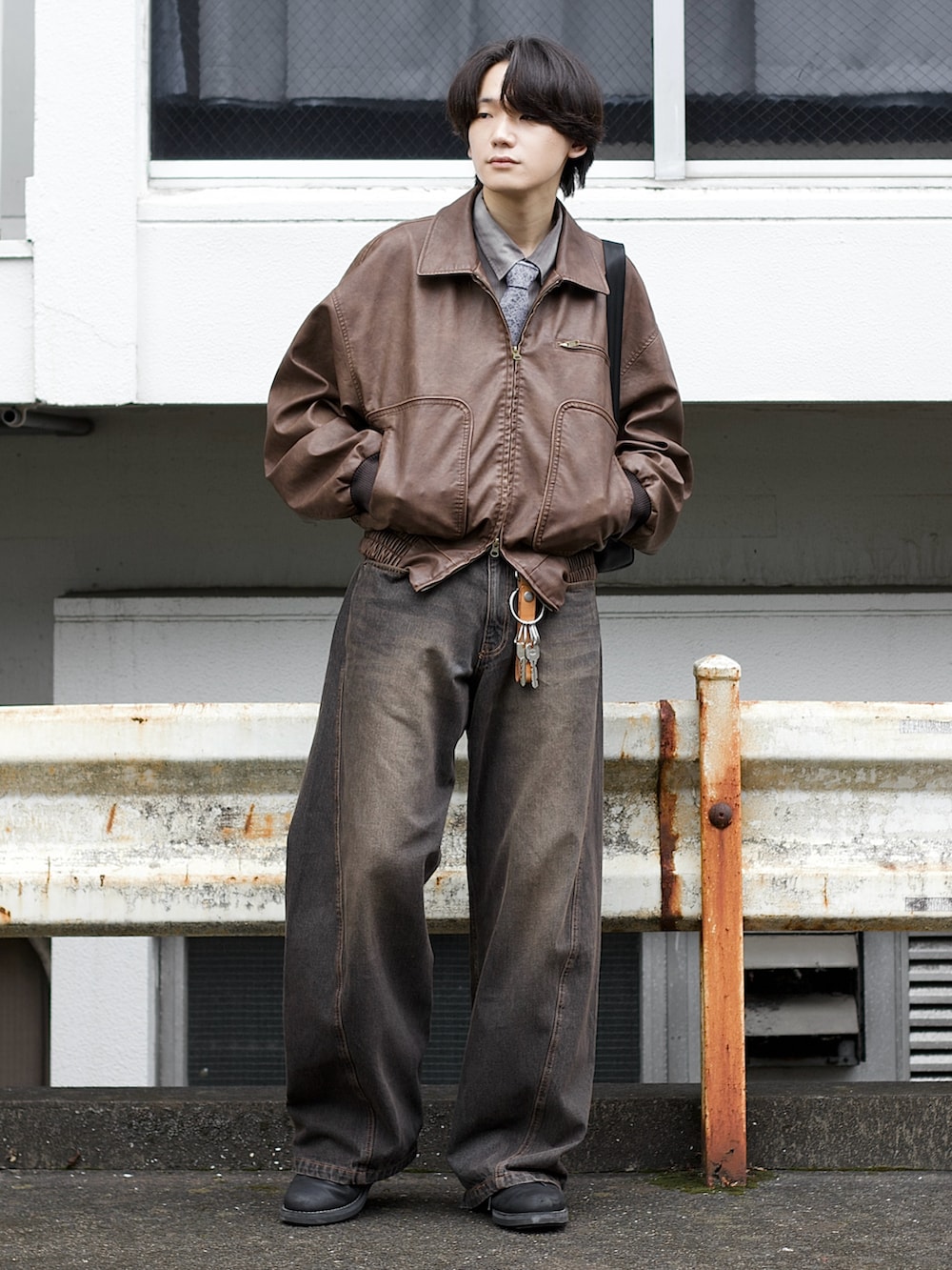 ブラウン系のブルゾン、ブラウン系のシャツ/ブラウス、グレー系のネクタイを着用したメンズの秋コーディネートの2枚目の写真