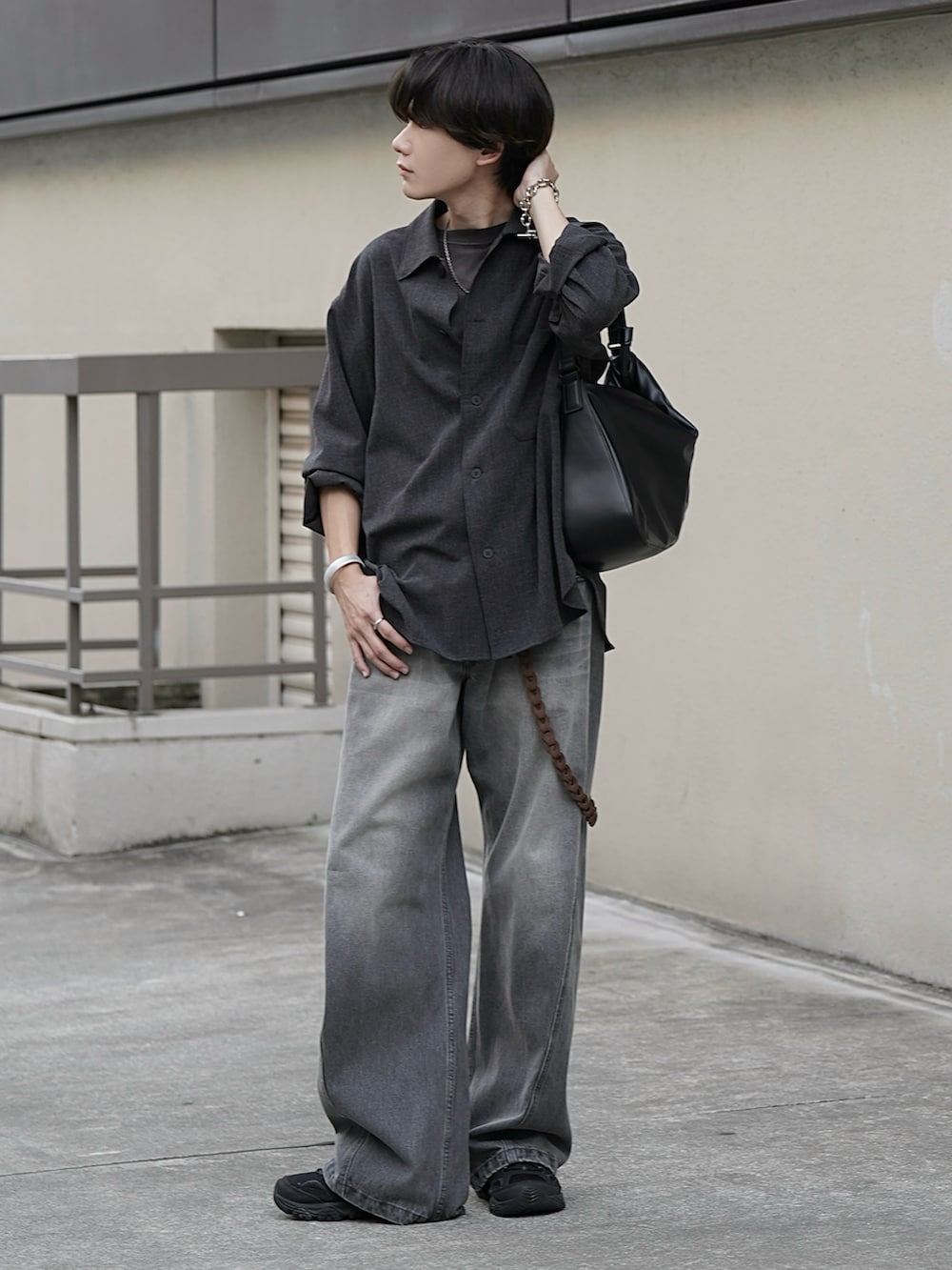 ブラック系のTシャツ/カットソー、ブラック系のスニーカー、グレー系のシャツ/ブラウスを着用したメンズの夏コーディネートの2枚目の写真