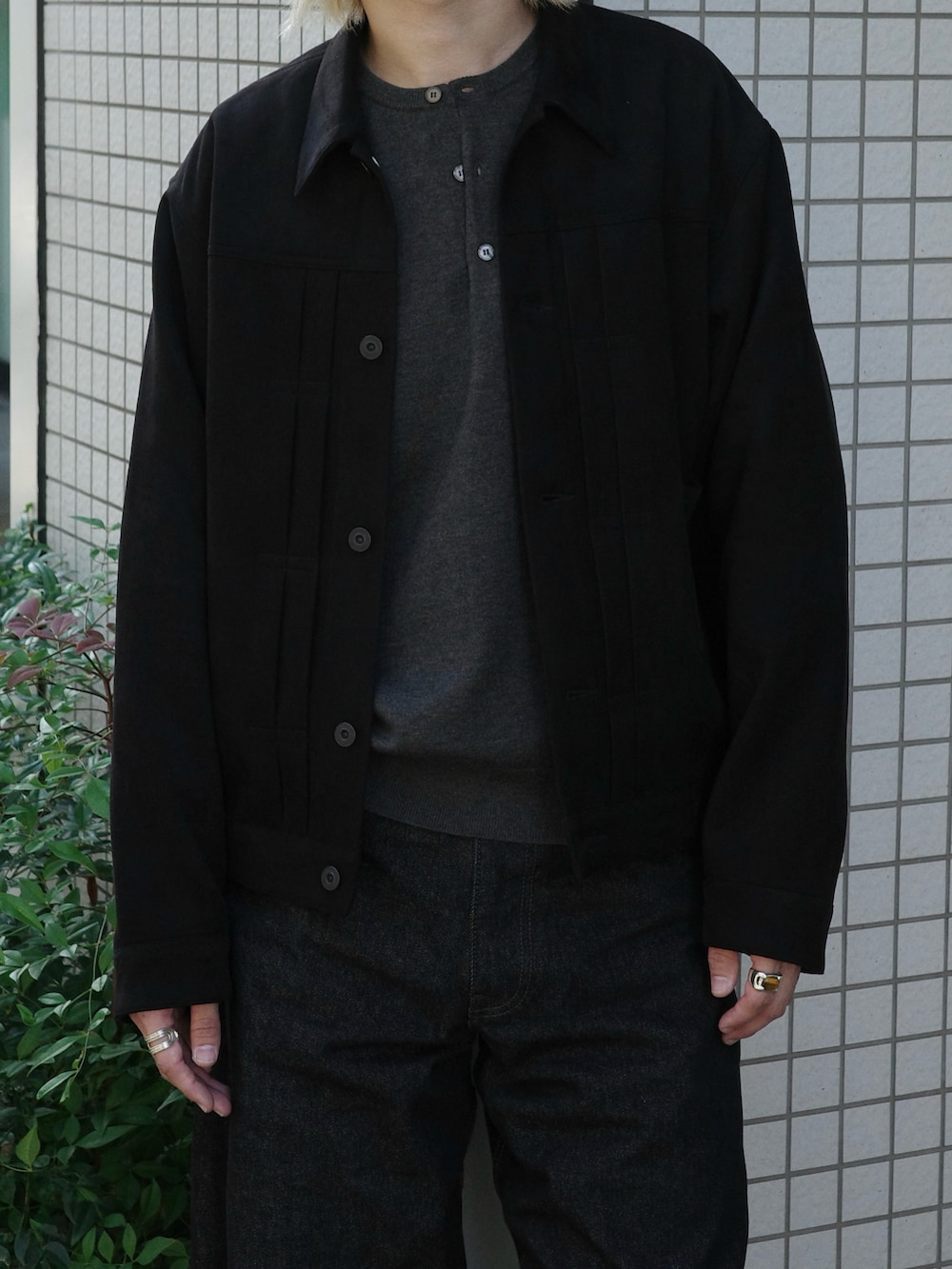 グレー系のニット/セーター、ブラック系のデニムパンツ、その他のジャケット/アウターを着用したメンズの秋コーディネートの3枚目の写真