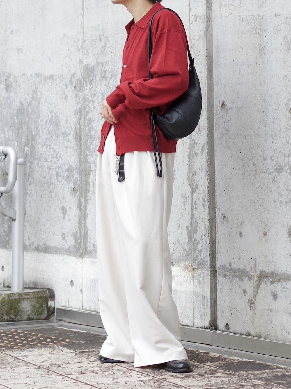 レッド系のシャツ/ブラウス、ブラック系のタンクトップ、ホワイト系のスラックスを着用したメンズの秋コーディネートの2枚目の写真