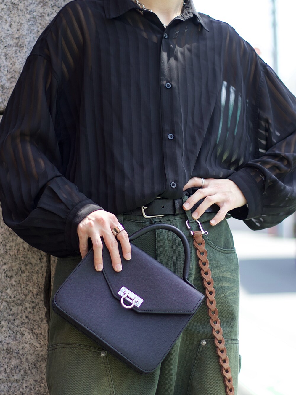 ブラック系のシャツ/ブラウス、ブラック系のタンクトップ、グリーン系のその他パンツを着用したメンズの春コーディネートの4枚目の写真