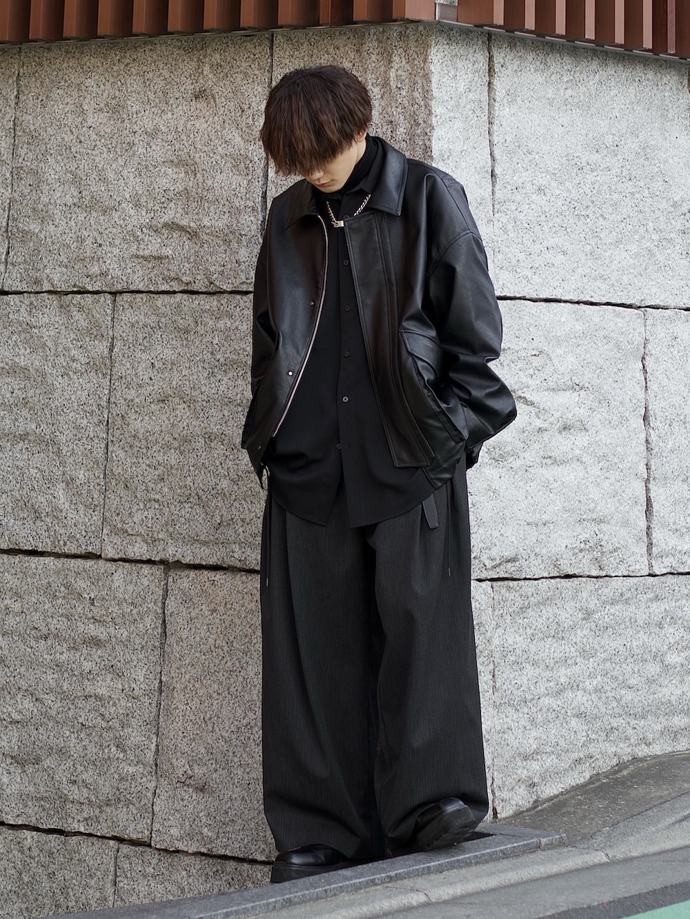 ブラック系のブルゾン、ブラック系のシャツ/ブラウス、ブラック系のニット/セーターを着用したメンズの冬コーディネートの3枚目の写真