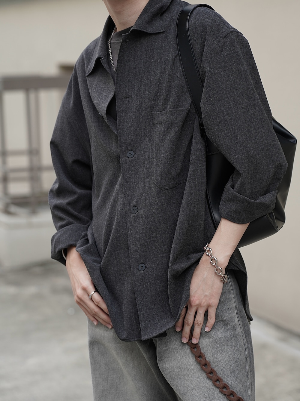 ブラック系のTシャツ/カットソー、ブラック系のスニーカー、グレー系のシャツ/ブラウスを着用したメンズの夏コーディネートの3枚目の写真