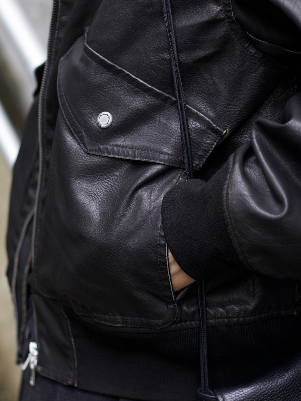 グレー系のシャツ/ブラウス、ブラック系のタンクトップ、ブラック系のブルゾンを着用したメンズの秋コーディネートの4枚目の写真