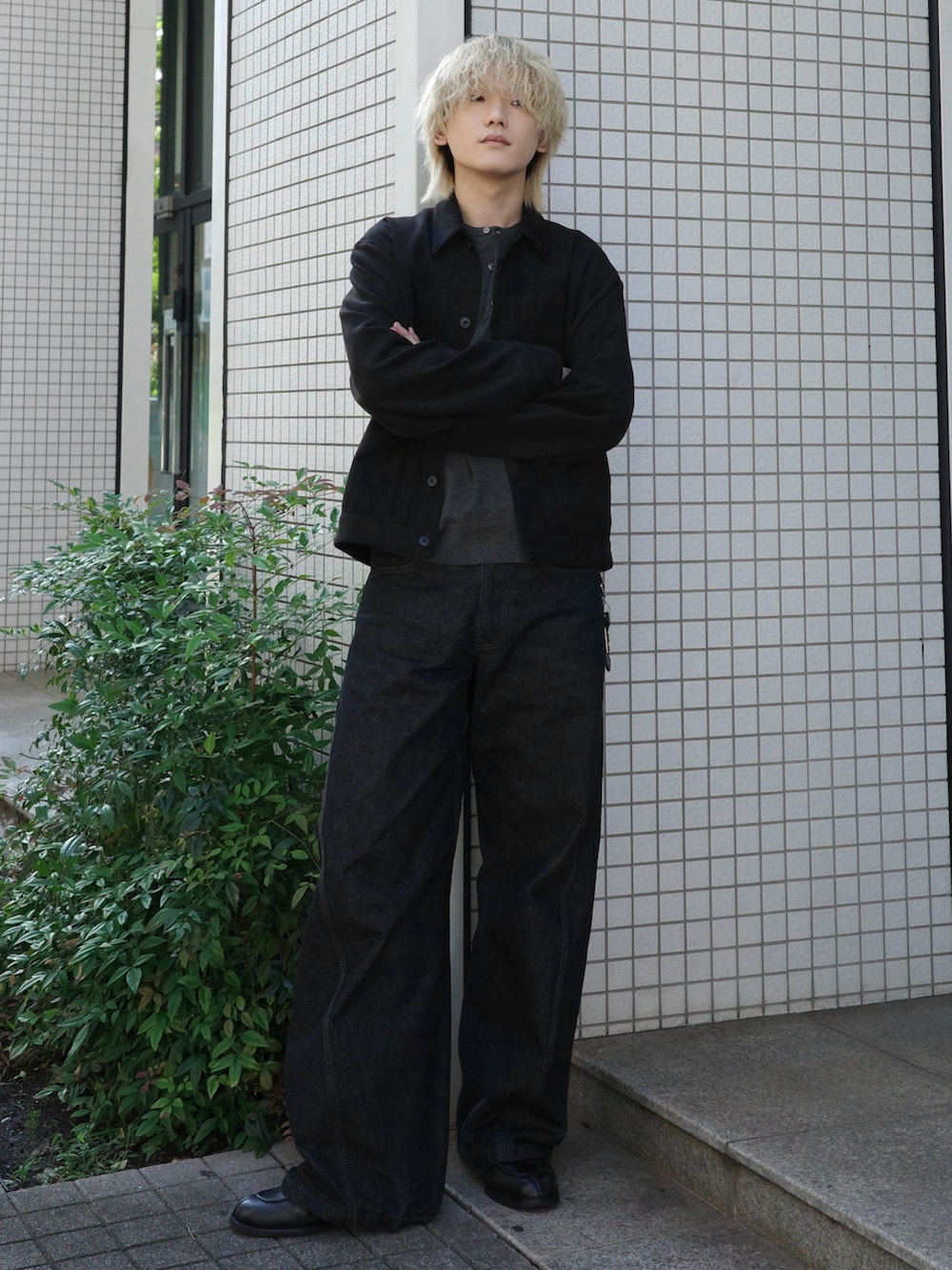 グレー系のニット/セーター、ブラック系のデニムパンツ、その他のジャケット/アウターを着用したメンズの秋コーディネートの2枚目の写真