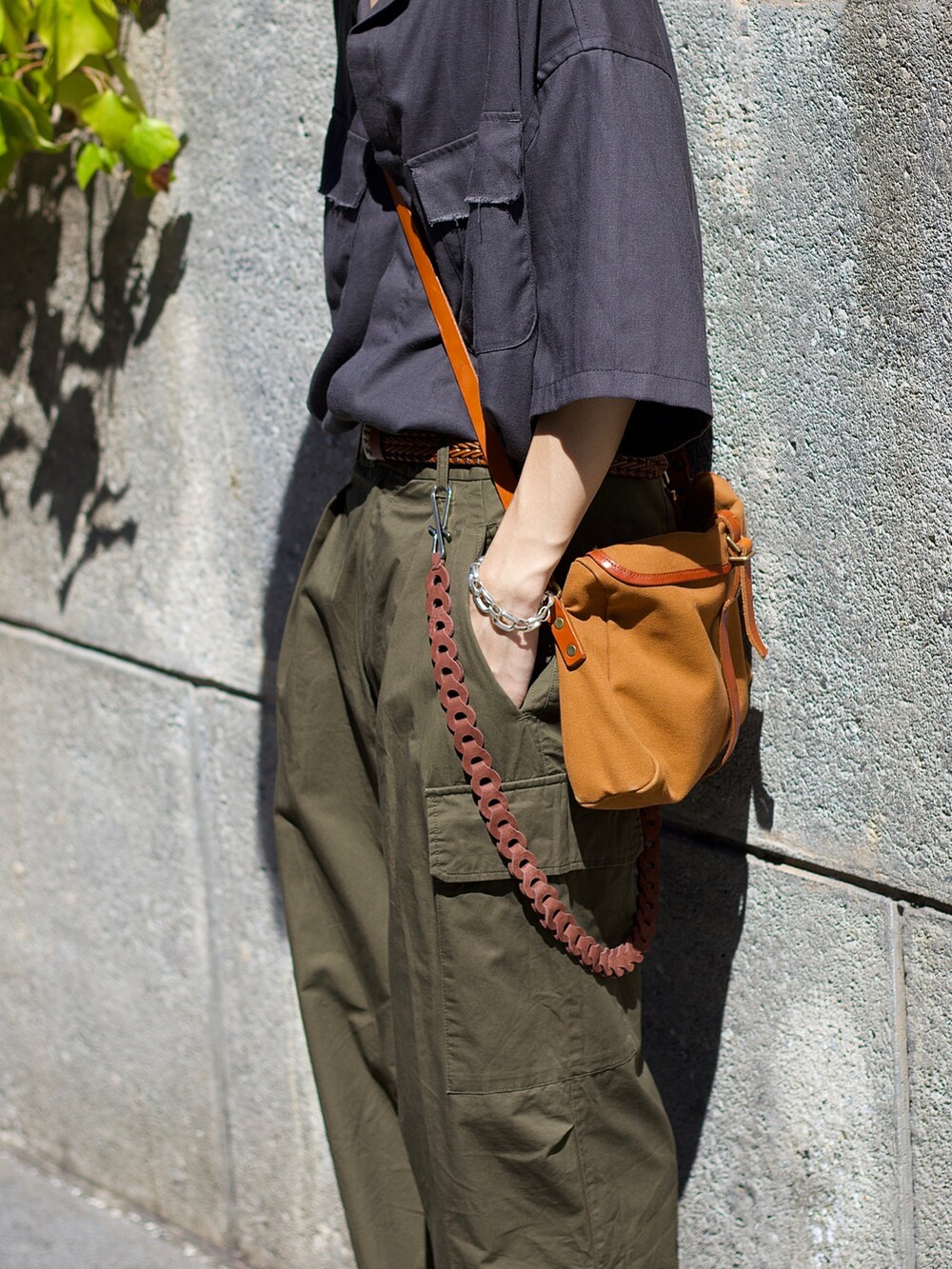 グレー系のシャツ/ブラウス、グリーン系のカーゴパンツ、ブラック系のドレスシューズを着用したメンズの夏コーディネートの3枚目の写真