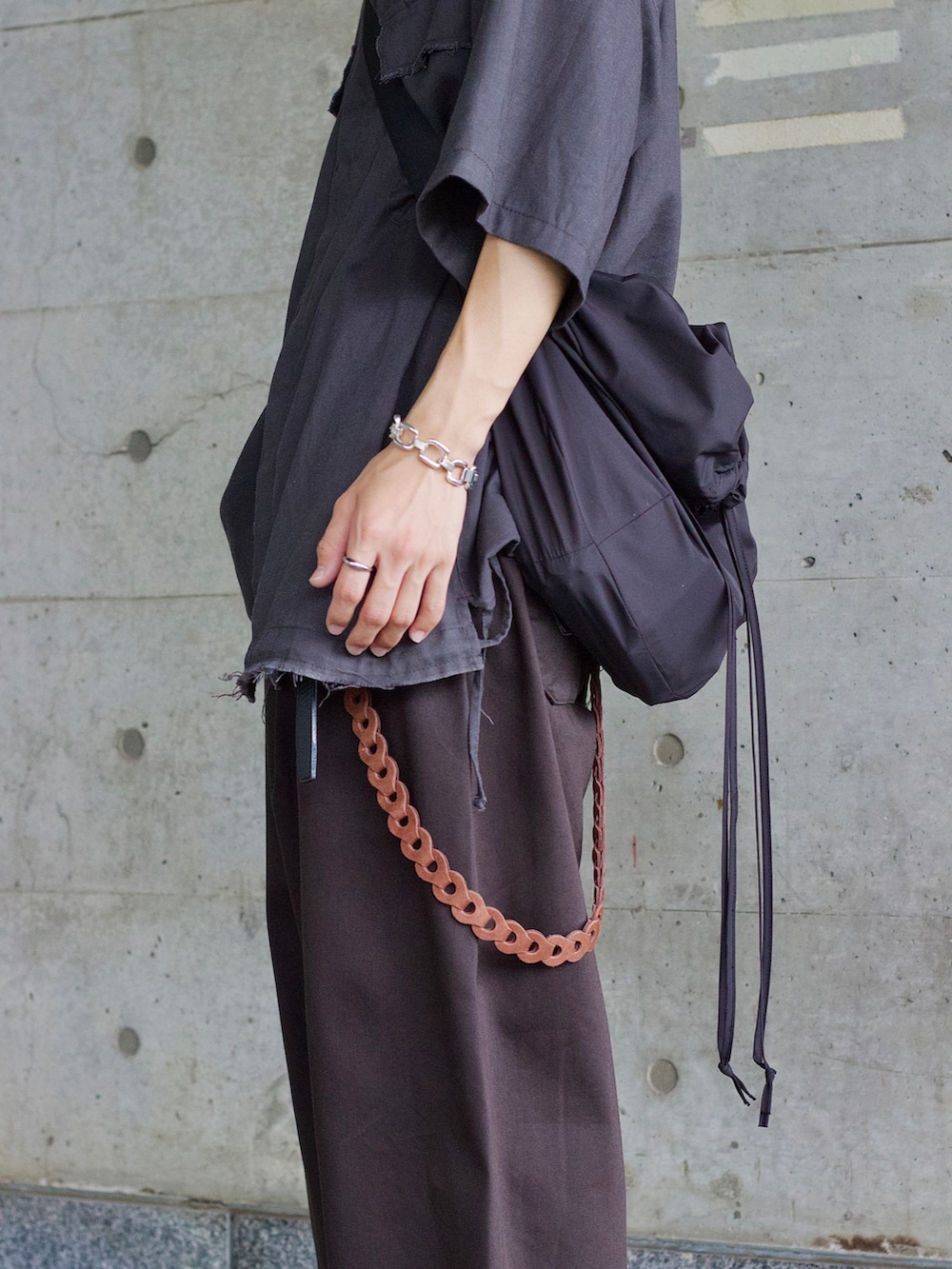 グレー系のシャツ/ブラウス、ホワイト系のタンクトップ、グレー系のその他パンツを着用したメンズの秋コーディネートの3枚目の写真