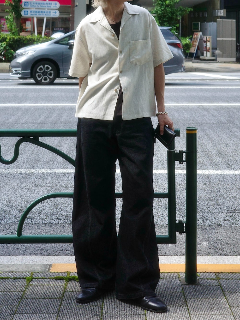 ブラック系のタンクトップ、ブラック系のデニムパンツ、その他のシャツ/ブラウスを着用したメンズの夏コーディネートの2枚目の写真