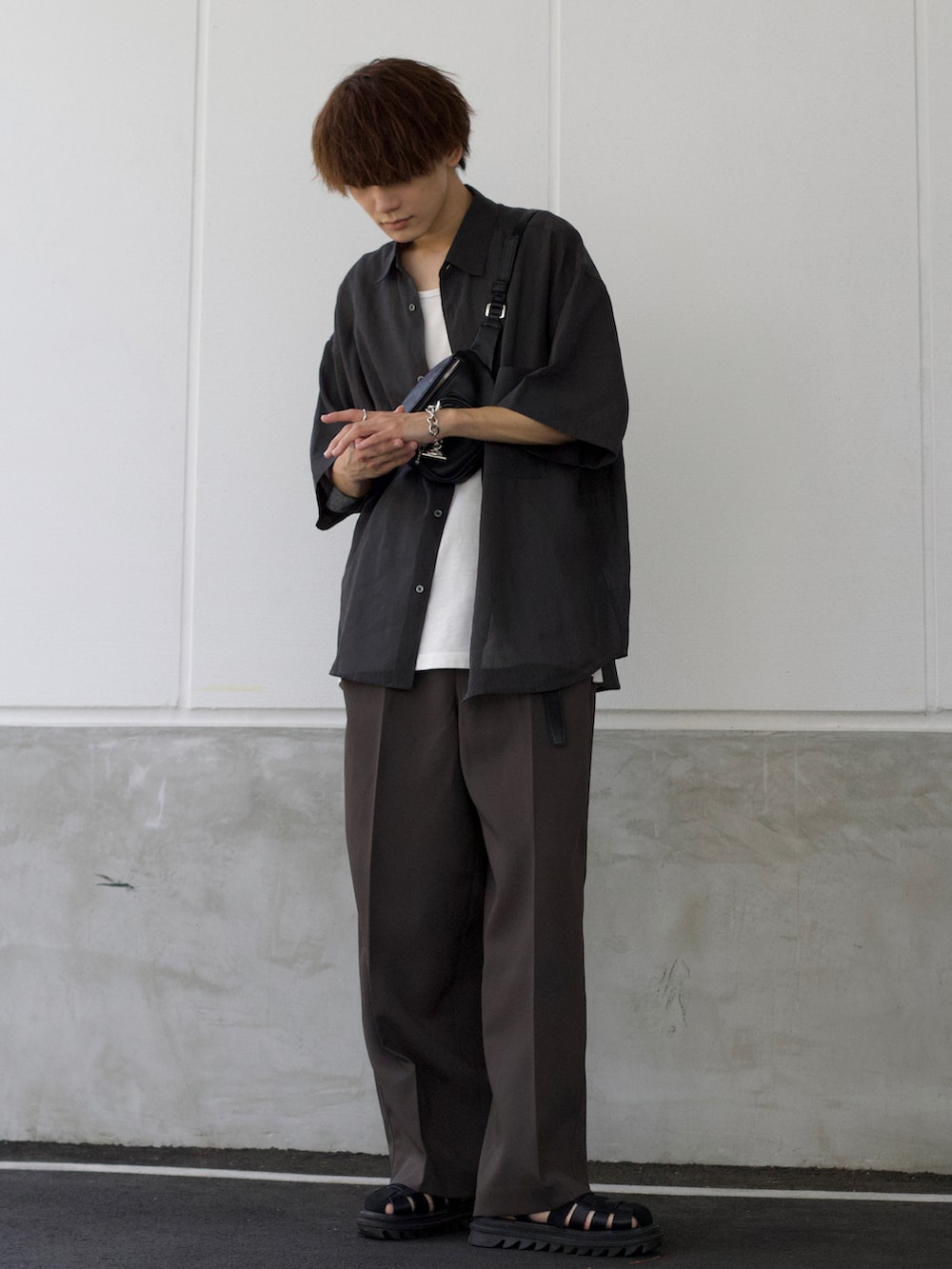 グレー系のシャツ/ブラウス、ホワイト系のタンクトップ、ブラウン系のスラックスを着用したメンズの夏コーディネートの2枚目の写真