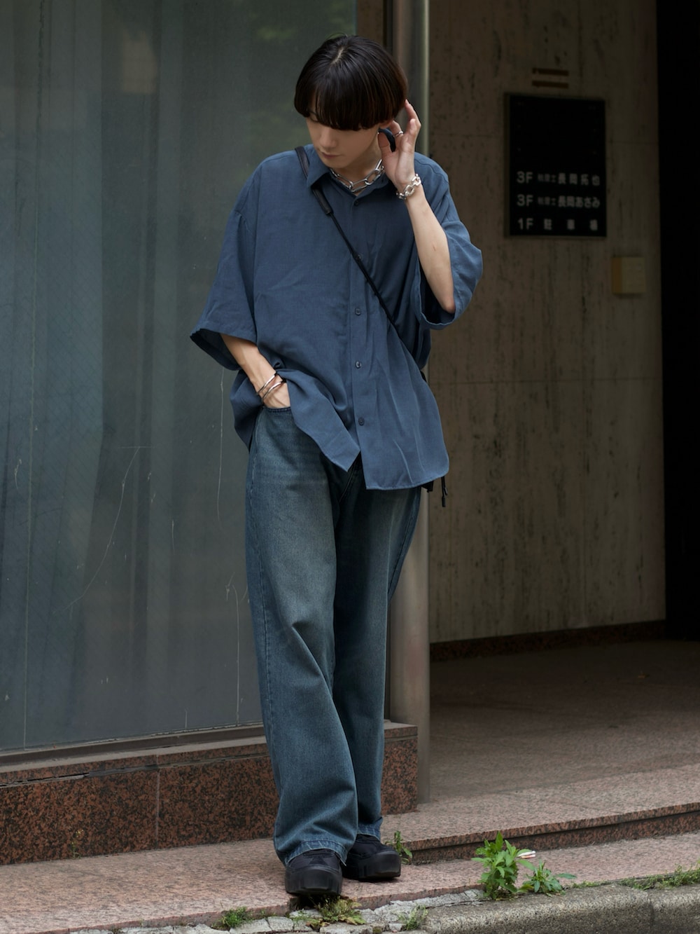 ブルー系のシャツ/ブラウス、ブルー系のデニムパンツ、ブラック系のスニーカーを着用したメンズの夏コーディネートの2枚目の写真