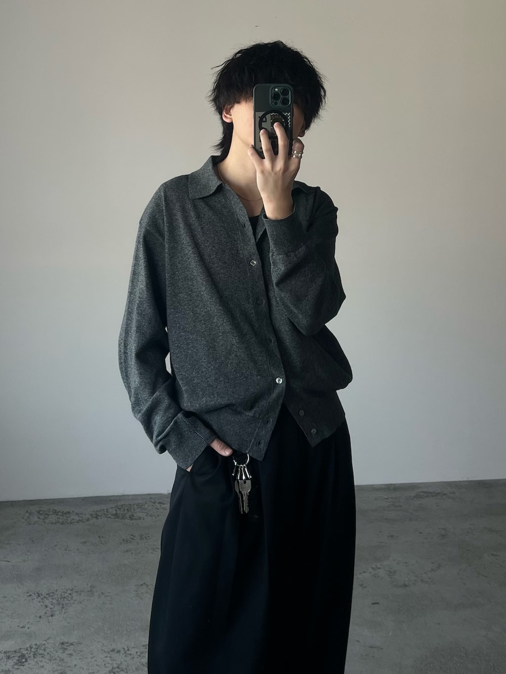 グレー系のシャツ/ブラウス、ブラック系のスラックス、ブラック系のタンクトップを着用したメンズの冬コーディネートの2枚目の写真